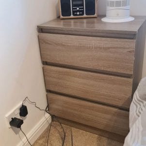 Tủ 3 ngăn kéo MDF màu nâu vân gỗ trong phòng ngủ