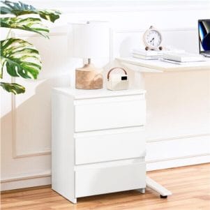 Tủ 3 ngăn kéo MDF màu trắng đặt cạnh bàn làm việc