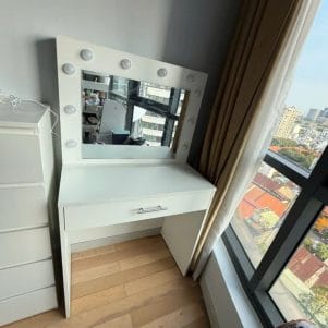 Ảnh thực tế bàn trang điểm Malisa TIGA0216 với gương chữ nhật và kệ bên cạnh