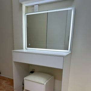 Gương chữ nhật viền LED ánh sáng trắng trên bàn trang điểm Malisa TIGA0216