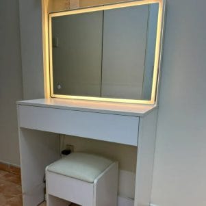 Gương chữ nhật viền LED ánh sáng vàng trên bàn trang điểm Malisa TIGA0216